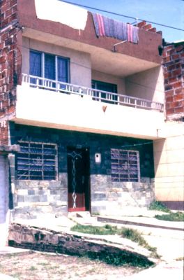 Fachada vivienda de dos pisos, barrio Doce de Octubre, Medellin
CEHAP
PEVAL 1985
Palabras clave: FACHADA