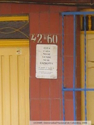 Aviso en vivienda "Esta casa no se vende ni se expropia" en el Sector de San Lorenzo Medellin
CEHAP, 2006
