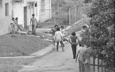 Jugando fútbol en  el Barrio San Javier
Unal - Facultad de Arquitectura, 1976
Palabras clave: Recreación Barrios Medellín Juegos de calle