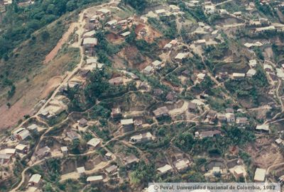 Vista aerea de la invasion del barrio veinte de julio
PEVAL 1982
Palabras clave: BARRIO VEINTE DE JULIO MEDELLIN INVASIONES ZONAS DE RIESGO