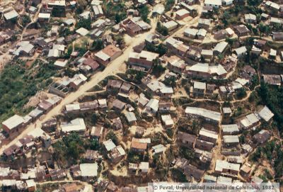 Barrio veinte de julio en proceso de expansion 
PEVAL 1982
Palabras clave: BARRIO VEINTE DE JULIO MEDELLIN