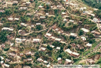 Calles y accesos a viviendas del barrio veinte de julio de Medellin
PEVAL 1982
Palabras clave: BARRIO VEINTE DE JULIO MEDELLIN