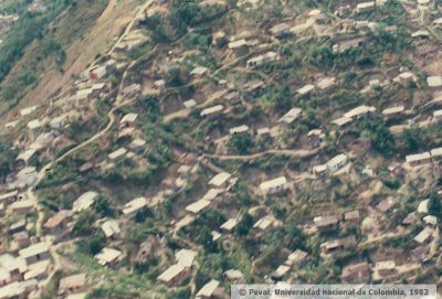 Vista aerea del barrio veinte de julio de Medellin
PEVAL 1982
Palabras clave: BARRIO VEINTE DE JULIO MEDELLIN