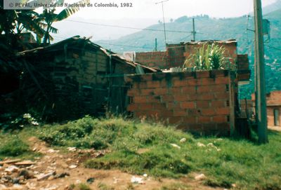 Viviendas informales del barrio veinte de julio de Medellin
PEVAL 1982
Palabras clave: BARRIO VEINTE DE JULIO MEDELLIN INVASIONES