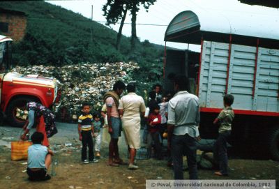 Carro vendiendo viveres a la comunidad del barrio veinte de julio
PEVAL 1982
Palabras clave: BARRIO VEINTE DE JULIO MEDELLIN