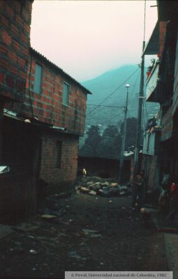 Viviendas y accesos del barrio veinte de julio de Medellin
PEVAL 1982
Palabras clave: BARRIO VEINTE DE JULIO MEDELLIN