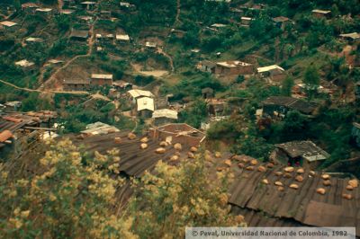 Barrio veinte de julio en proceso de expansion 
PEVAL 1982
Palabras clave: BARRIO VEINTE DE JULIO MEDELLIN
