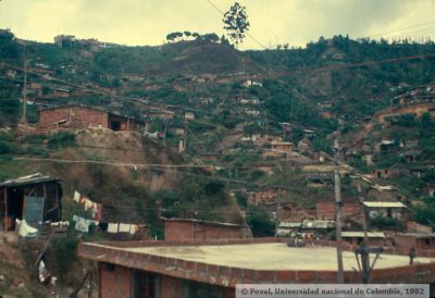 Viviendas de invasion que conforman el barrio veinte de julio de Medellin
PEVAL 1982
Palabras clave: BARRIO VEINTE DE JULIO MEDELLIN