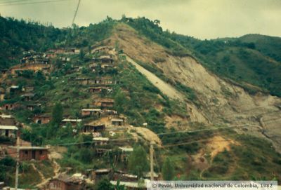 Viviendas subnormales construidas en ladera en el barrio 20 de julio de Medellin
PEVAL 1982
Palabras clave: BARRIO VEINTE DE JULIO MEDELLIN ZONAS DE RIESGO INVASIONES