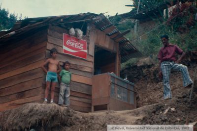 Tienda y habitantes del barrio veinte de julio de Medellin
PEVAL 1982
Palabras clave: BARRIO VEINTE DE JULIO MEDELLIN ECONOMIA