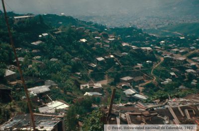 Viviendas subnormales construidas en ladera en el barrio 20 de julio de Medellin
PEVAL 1982
Palabras clave: BARRIO VEINTE DE JULIO MEDELLIN INVASIONES