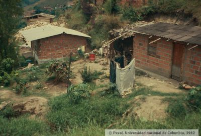 Viviendas precarias del barrio veinte de julio de Medellin
PEVAL 1982
Palabras clave: BARRIO VEINTE DE JULIO MEDELLIN