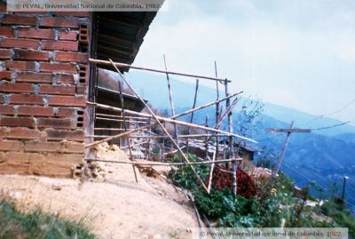 Viviendas informales que constituyen el barrio 20 de julio de Medellin
PEVAL 1982
Palabras clave: BARRIO VEINTE DE JULIO MEDELLIN