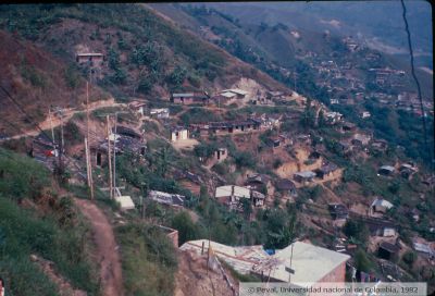 Viviendas subnormales construidas en ladera en el barrio 20 de julio de Medellin
PEVAL 1982
Palabras clave: BARRIO VEINTE DE JULIO MEDELLIN INVASIONES