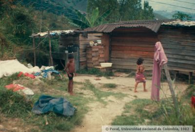 Viviendas y habitantes de invasiones convertidas en barrios en Medellin
PEVAL 1982
Palabras clave: BARRIO VEINTE DE JULIO MEDELLIN