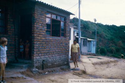 Viviendas informales que constituyen el barrio 20 de julio de Medellin
PEVAL 1982
Palabras clave: BARRIO VEINTE DE JULIO MEDELLIN