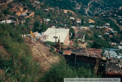 Distribucion, ubicacion y levantamiento de viviendas en el barrio veinte de julio de Medellin
PEVAL 1982
Palabras clave: BARRIO VEINTE DE JULIO MEDELLIN