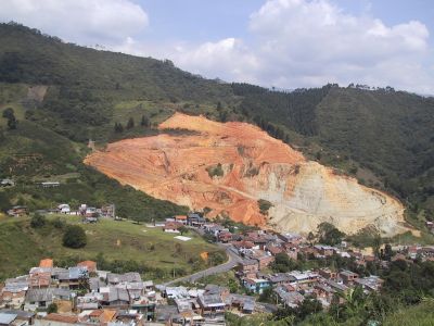 Suelo en alto estado de erosion por la explotacion de canteras en el Corregimiento de Altavista
CEHAP, 2003
Palabras clave: ALTAVISTA ZONAS DE RIESGO
