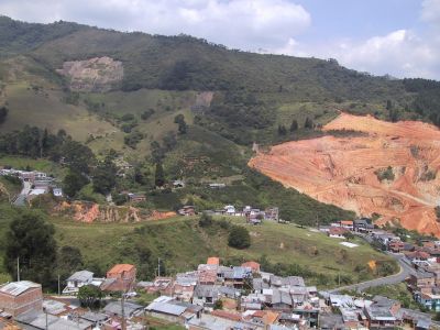 Suelo en alto estado de erosion por la explotacion de canteras en el Corregimiento de Altavista
CEHAP, 2003
Palabras clave: ALTAVISTA ZONAS DE RIESGO