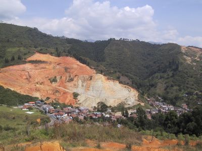 Suelo en alto estado de erosion debido, a la sobre explotacion por extraccion minera 
CEHAP, 2003
Palabras clave: ALTAVISTA EROSION EXPLOTACION MINERA