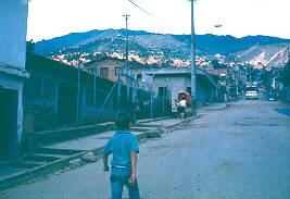 Calle pavimentada en el barrio Playon de los Comuneros
CEHAP
PEVAL AT-PHP, 1988
Palabras clave: PLAYON DE LOS COMUNEROS