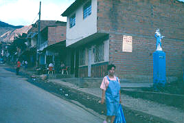 Viviendas de dos pisos, en pendiente, barrio Playon de los Comuneros
CEHAP
PEVAL AT-PHP, 1988
Palabras clave: PLAYON DE LOS COMUNEROS