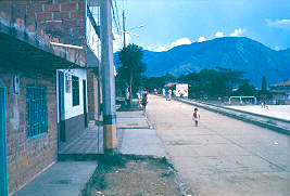 Calle pavimentada en el barrio Playon de los Comuneros
CEHAP
PEVAL AT-PHP, 1988
Palabras clave: PLAYON DE LOS COMUNEROS