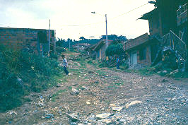 Via de acceso en precarias condiciones, barrio Aures
CEHAP
PEVAL AT-PHP, 1988
Palabras clave: AURES CALLES