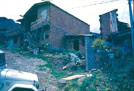 Viviendas en zona pendiente, barrio Aures
CEHAP
PEVAL AT-PHP, 1988
Palabras clave: AURES 1 Y 2