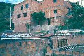 Construcción de tres plantas con material barrio Eduardo Santos
CEHAP
PEVAL AT-PHP, 1988
Palabras clave: EDUARDO SANTOS AUTOCONSTRUCCION