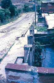 Via de acceso en regular estado, barrio Eduardo Santos
CEHAP
PEVAL AT-PHP, 1988
Palabras clave: EDUARDO SANTOS CALLES