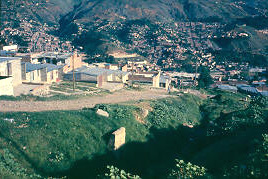 Panoramica del barrio Caunces de Oriente
CEHAP
PEVAL AT-PHP, 1988
Palabras clave: CAUNCES DE ORIENTE MEDELLIN