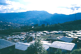 Panoramica del barrio Caunces de Oriente
CEHAP
PEVAL AT-PHP, 1988
Palabras clave: CAUNCES DE ORIENTE MEDELLIN