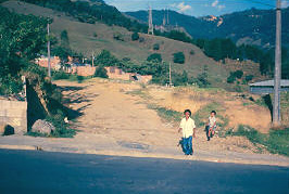 Via de acceso, barrio Caunces de Oriente
Cehap
PEVAL AT-PHP, 1988
Palabras clave: CAUNCES DE ORIENTE
