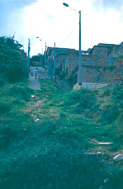 Viviendas en pendiente con precario acceso, barrio Julio Rincon
CEHAP
PEVAL AT-PHP, 1988
Palabras clave: JULIO RINCON