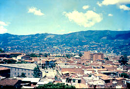 Panoramica barrios de Medellin
CEHAP
PEVAL AT-PHP, 1988
Palabras clave: VIVIENDA