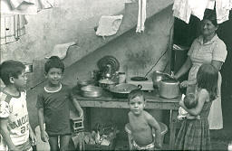 Familia en la cocina, Apartado
CEHAP
PEVAL, 1983
Palabras clave: VIVIENDA DE ALQUILER