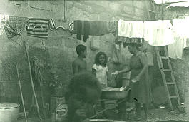 Familia en el patio de su vivienda, Apartado
CEHAP
PEVAL, 1983
Palabras clave: VIVIENDA DE ALQUILER