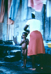 Madre aseando su hijo en el patio de la vivienda, Apartado
CEHAP
PEVAL, 1983
Palabras clave: VIVIENDA DE ALQUILER