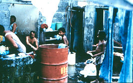 Inquilinos compartiendo en el patio de la vivienda, Apartado
CEHAP
PEVAL, 1983
Palabras clave: INQUILINATOS