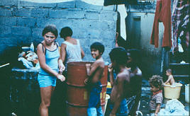 Inquilinos compartiendo en el patio de la vivienda, Apartado
CEHAP
PEVAL, 1983
Palabras clave: INQUILINATOS