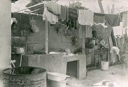 Patio y lavadero de ropa en Inquilinato en Apartado Antioquia
CEHAP 
PEVAL, 1983
Palabras clave: INQUILINATOS