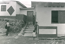 Fachada de vivienda, Apartado
CEHAP
PEVAL, 1983
Palabras clave: INQUILINATOS