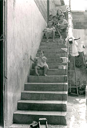 Niños en las escalinatas de su vivienda, Apartado
CEHAP
PEVAL, 1983
Palabras clave: VIVIENDA DE ALQUILER