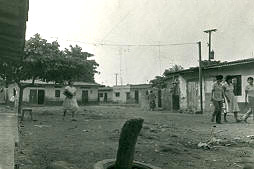 Habitantes por las calles de Apartado
CEHAP
PEVAL, 1983
Palabras clave: APARTADO