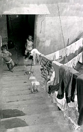 Escalinatas y tendedero de ropa, Apartado
CEHAP
PEVAL, 1983
Palabras clave: INQUILINATOS