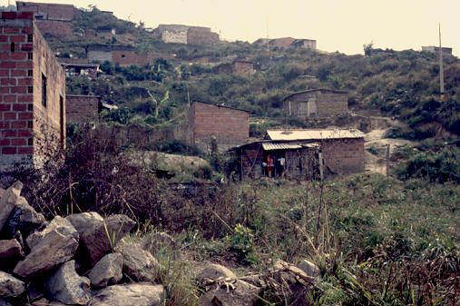 Espacios que rodean la vivienda, barrio Aures
PEVAL 1988
Palabras clave: BARRIOS PIRATAS