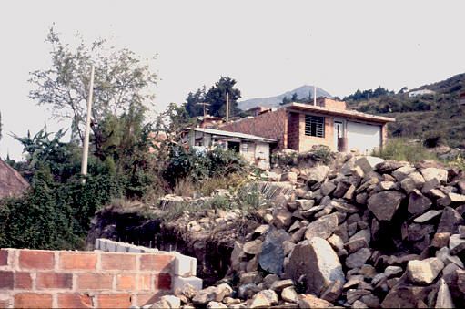 Vivienda en construcción, barrio Aures
PEVAL 1988
Palabras clave: BARRIOS PIRATAS