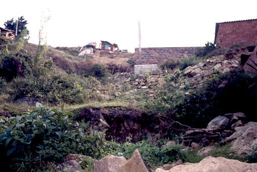 Espacios que rodean la vivienda, barrio Aures
PEVAL 1988
Palabras clave: BARRIOS PIRATAS