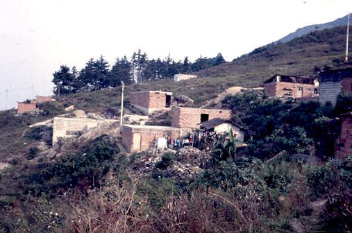 Viviendas en zona pendiente, barrio Aures
PEVAL 1988
Palabras clave: BARRIOS PIRATAS